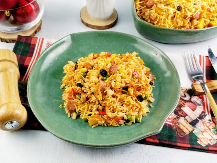 Arroz temperado pronto, porção servida em prato.