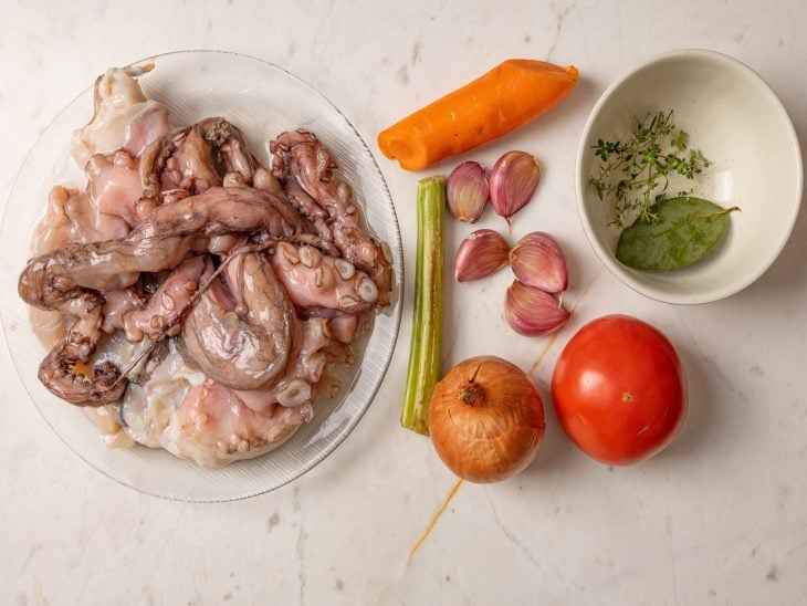 Uma bancada com os ingredientes.