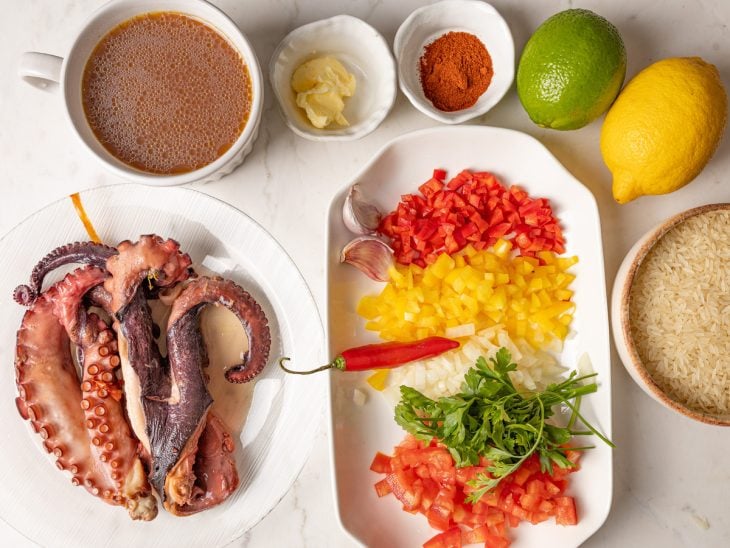 Recipientes com os ingredientes separados e os tentáculos grelhados.