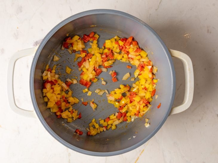 Uma panela com o refogado de legumes.