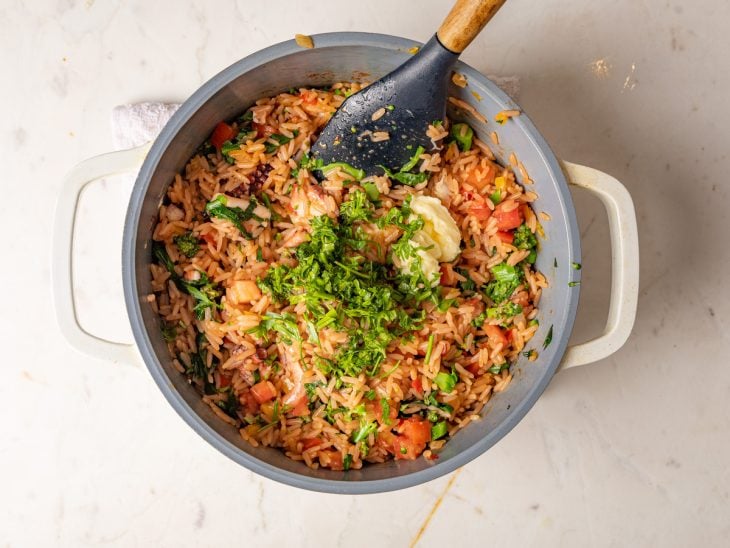 Panela com arroz e a mistura dos outros ingredientes.