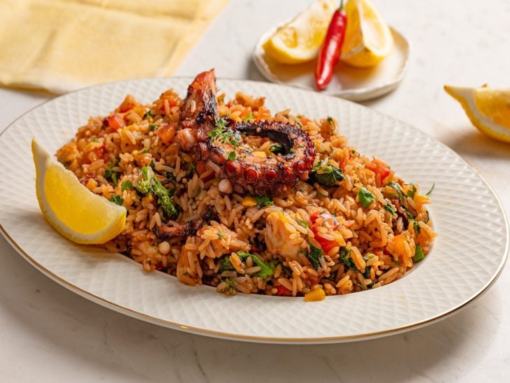 Um prato com arroz de polvo.