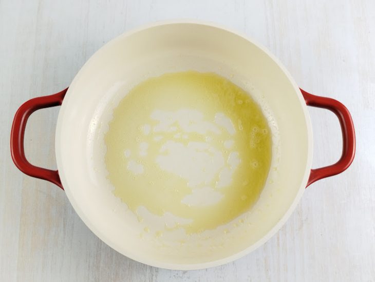 Numa panela, manteiga sendo derretida.