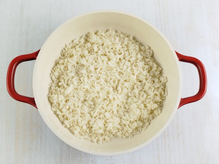 Na panela com a manteiga, o arroz adicionado.