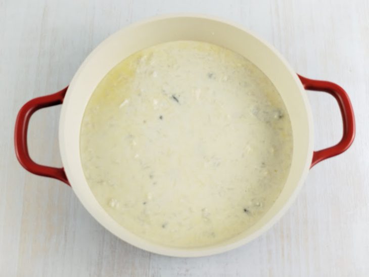 Na panela, o leite, o creme de leite, o gorgonzola e o parmesão adicionados.
