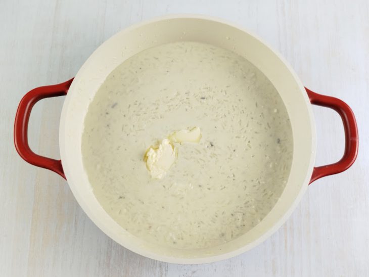 Na panela desligada, a manteiga adicionada.