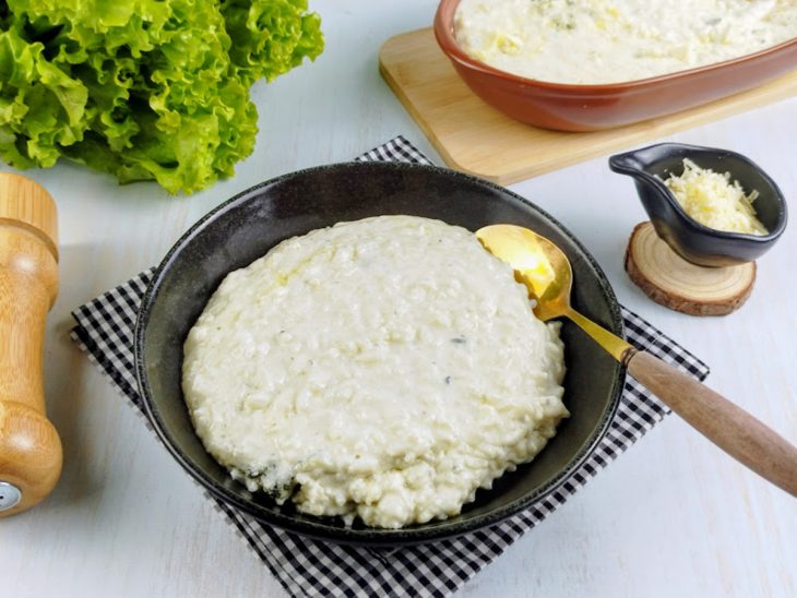 Arroz pronto, porção servida em prato.