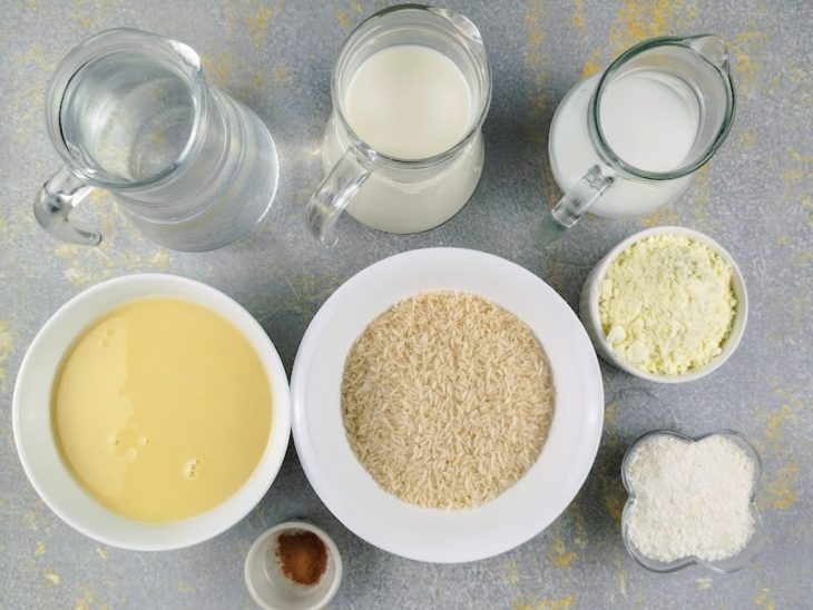ingredientes reunidos para fazer arroz-doce com coco