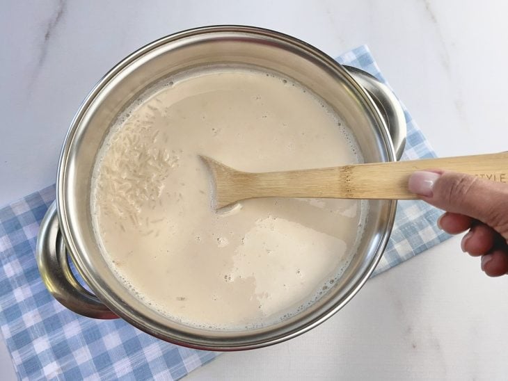 Uma panela cozinhando arroz doce.