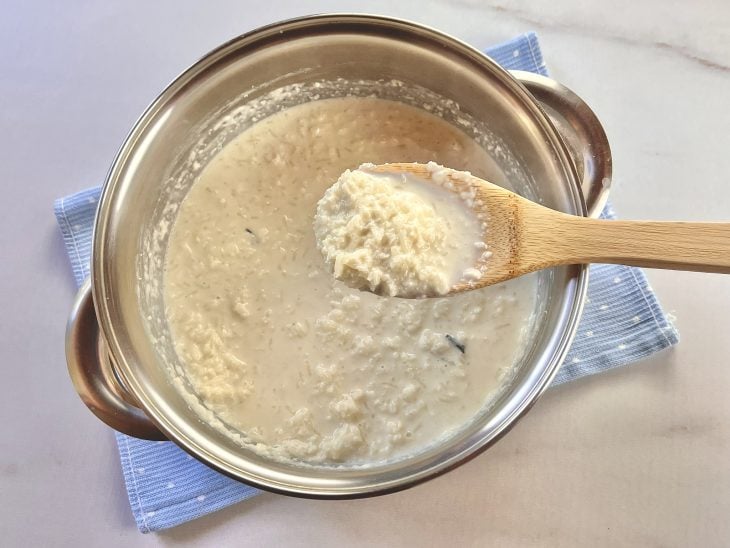 Uma panela com arroz-doce em processo de cozimento.