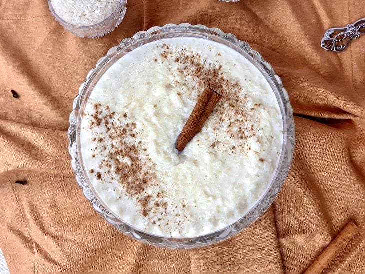 Um recipiente contendo arroz-doce com leite em pó.