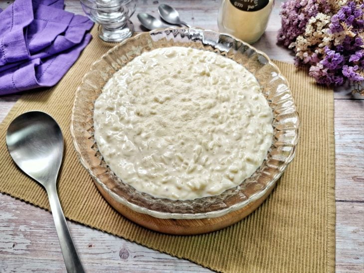 Uma tigela contendo arroz-doce cremoso com leite Ninho.