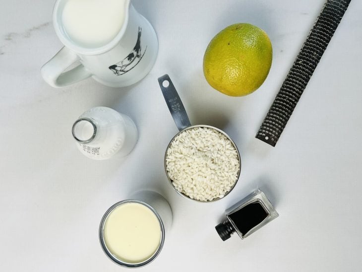 ingredientes reunidos para fazer arroz-doce italiano
