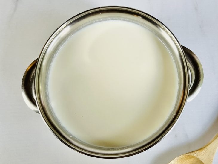 arroz cozinhando na panela com leite