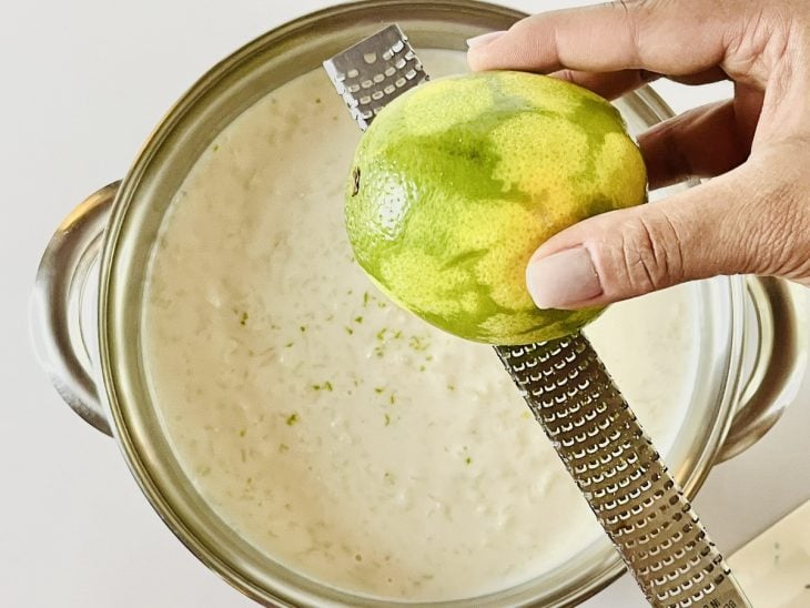 arroz-doce italiano cozinhando com raspas de limão