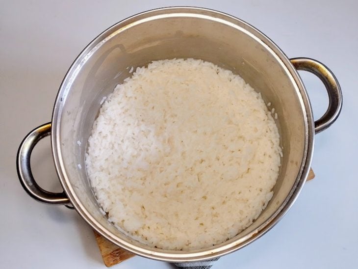 Uma panela com arroz branco cozido.