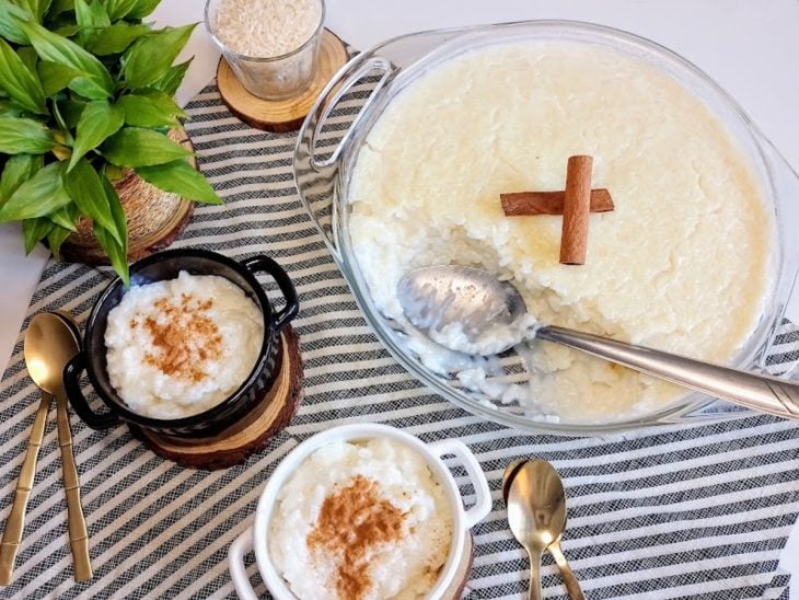 Recipientes contendo arroz-doce simples.