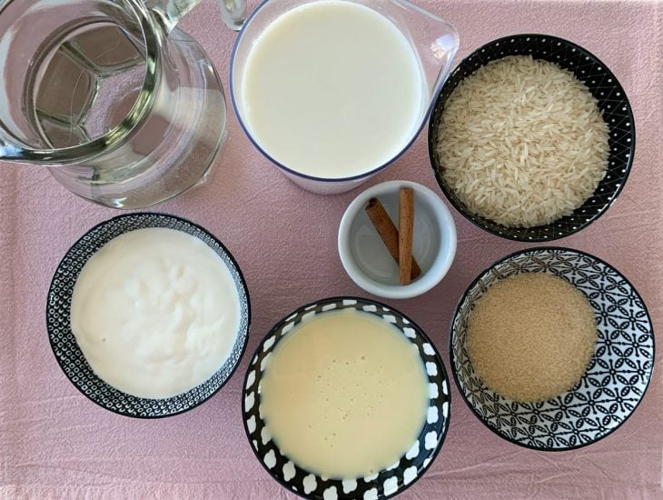 Ingredientes do arroz doce tradicional reunidos.