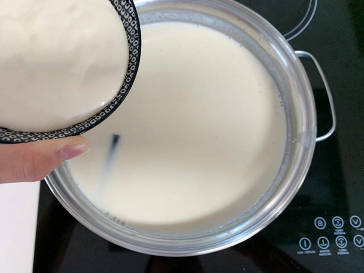 Creme de leite sendo adicionado ao preparo.