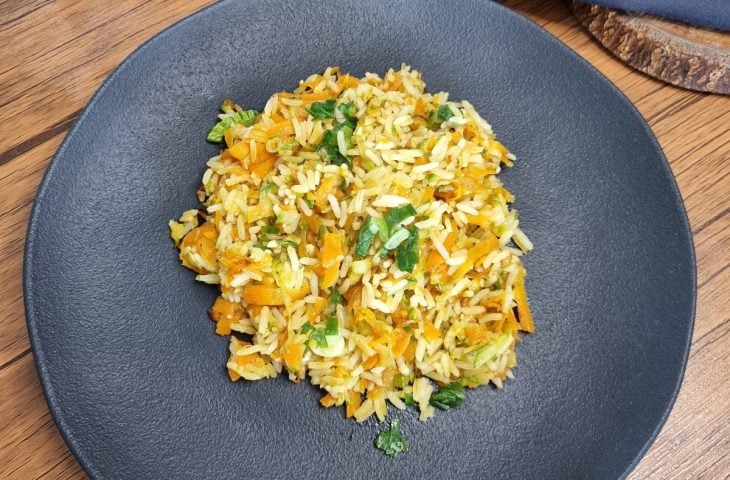 Arroz frito com cenoura e abobrinha