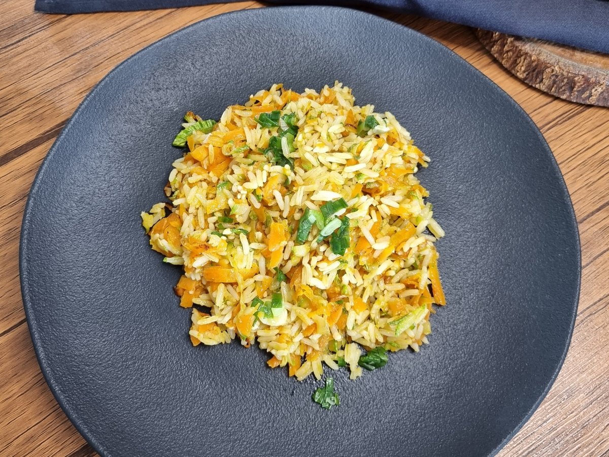 Arroz frito com cenoura e abobrinha
