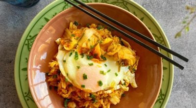 Arroz frito com kimchi e ovo