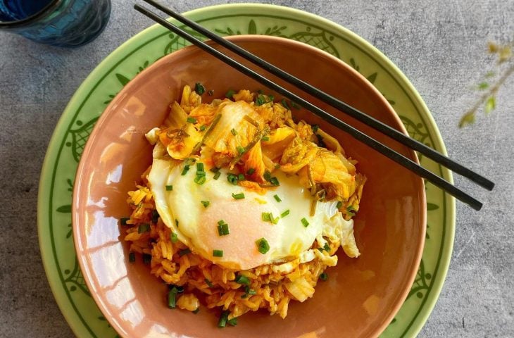 Arroz frito com kimchi e ovo