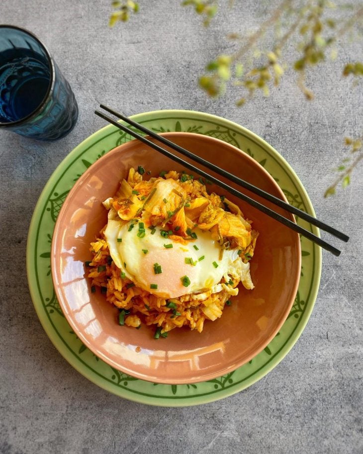 Arroz frito com kimchi e ovo