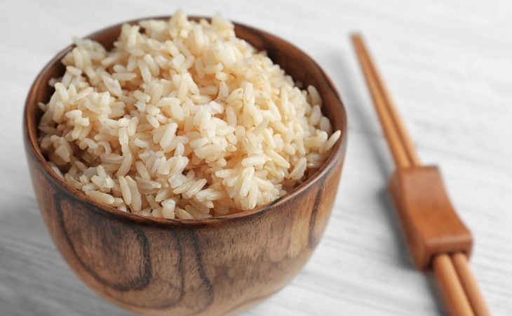Arroz integral na panela de arroz