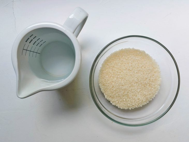 Ingredientes do arroz japonês reunidos na bancada.