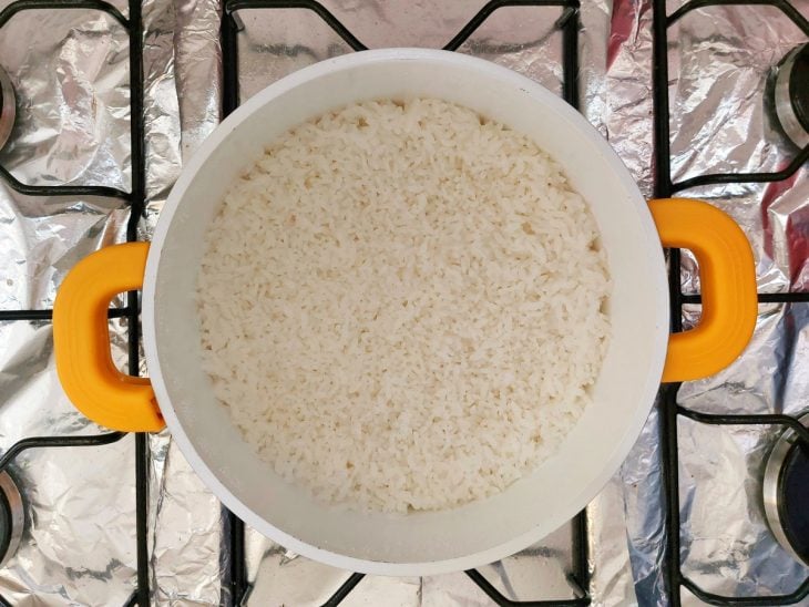 Panela com arroz quase sem água.