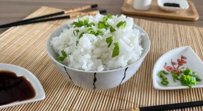 Arroz japonês na panela de arroz