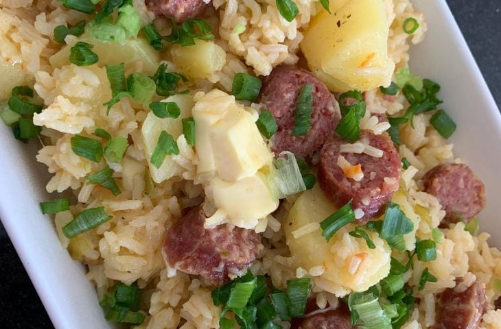Arroz na pressão com batatas e linguiça
