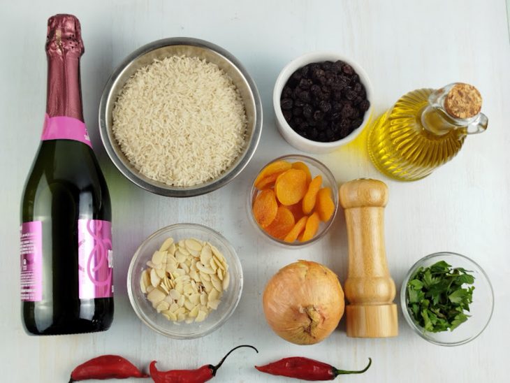 Ingredientes reunidos na bancada.