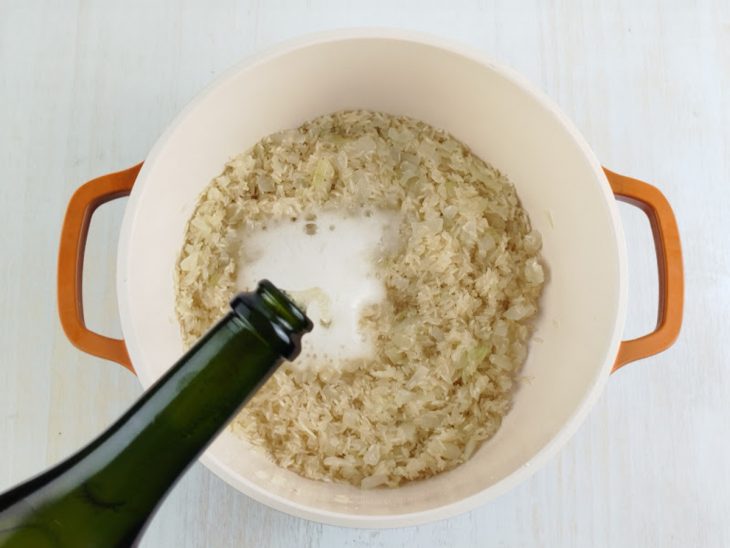 Na panela, o espumante sendo adicionado.