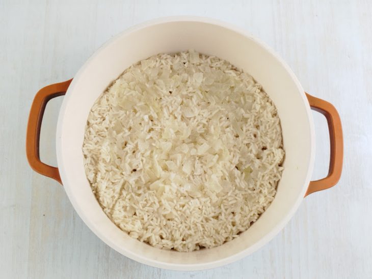 Na panela, o arroz já cozido.