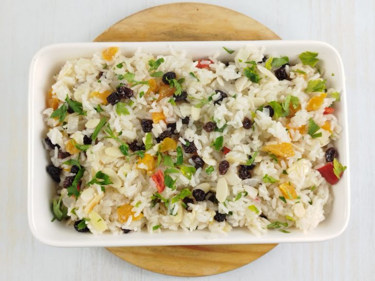 Arroz pronto, transferido para uma travessa.