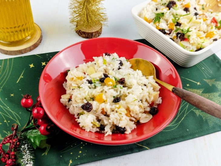 Arroz natalino servido em prato.