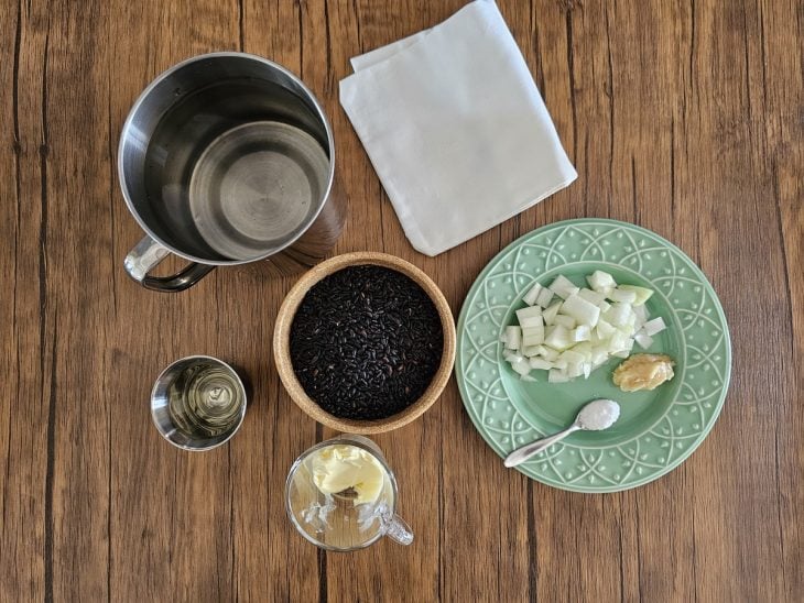Ingredientes do arroz negro reunidos na bancada.