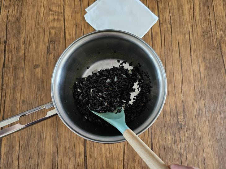 Panela com arroz refogado.