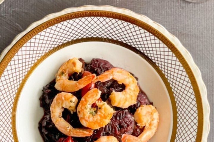 Arroz negro com alho-poró e camarões