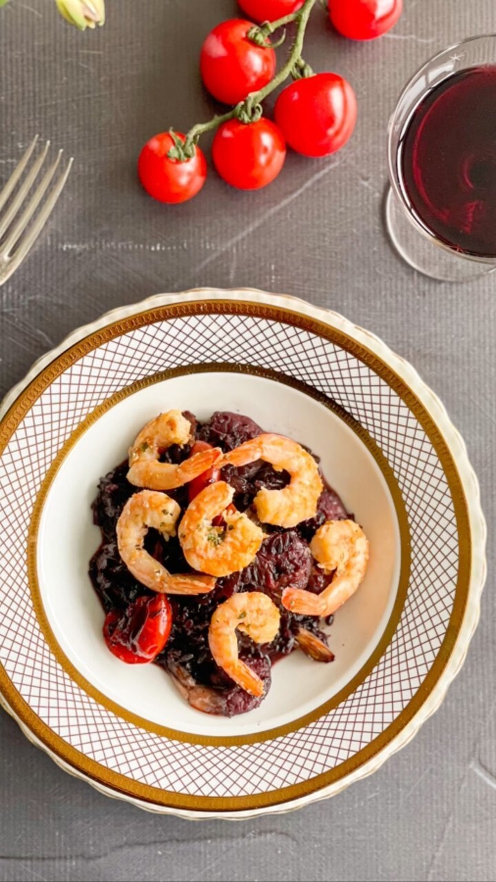 Arroz negro com alho-poró e camarões