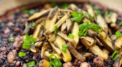 Arroz negro com grãos e shitake