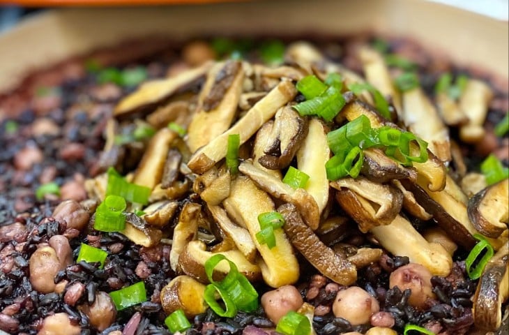 Arroz negro com grãos e shitake