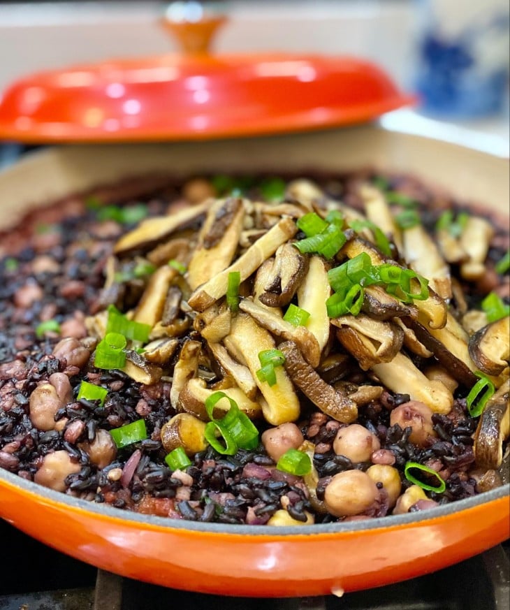 Arroz negro com grãos e shitake