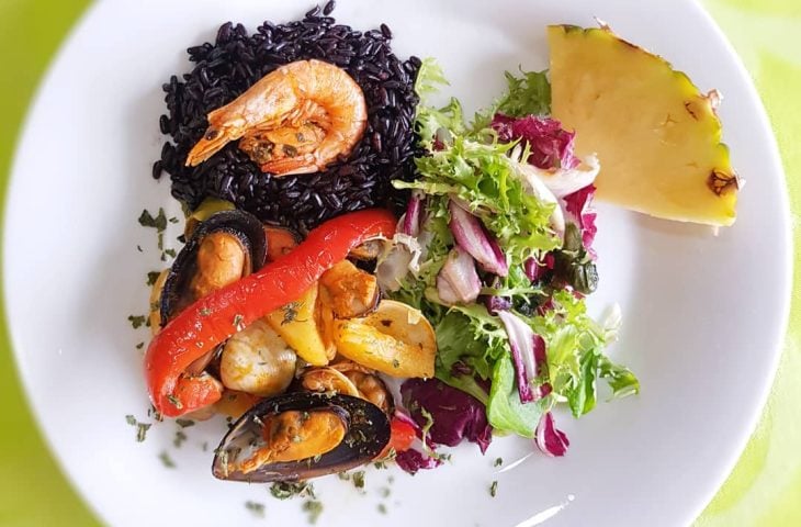 Arroz negro com marisco e abacaxi