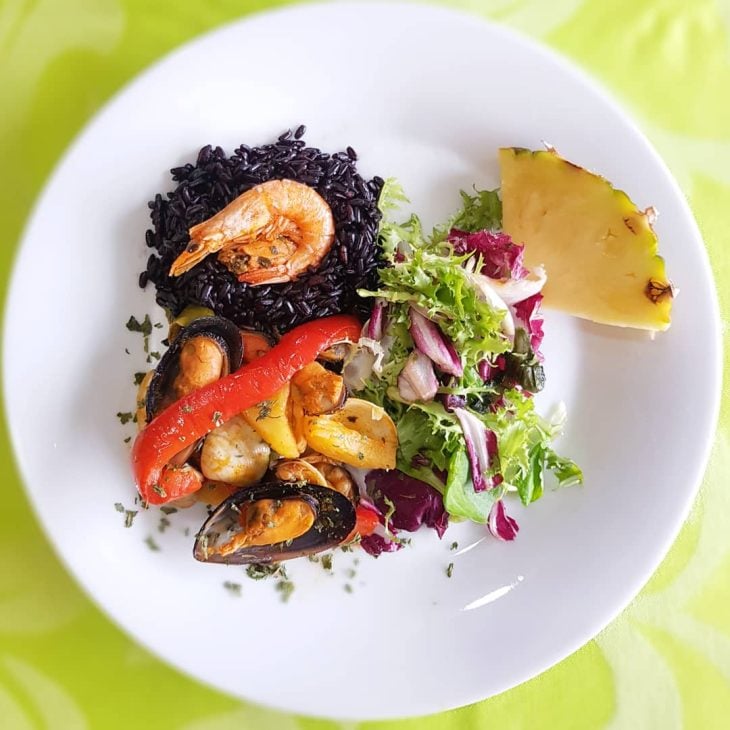 Arroz negro com marisco e abacaxi