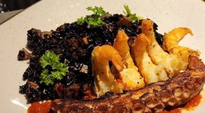 Arroz negro com polvo e camarão