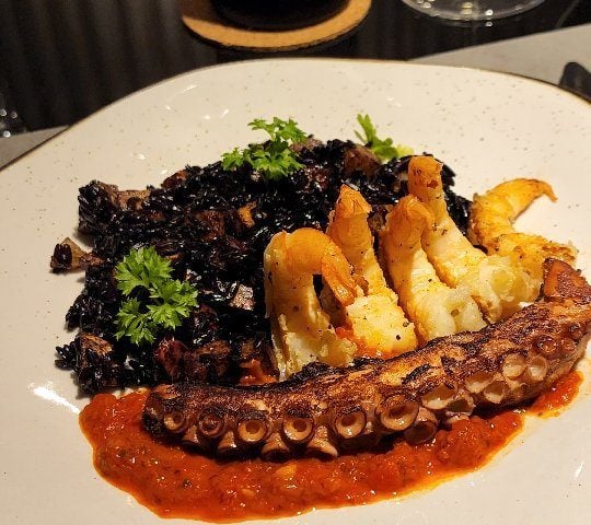 Arroz negro com polvo e camarão