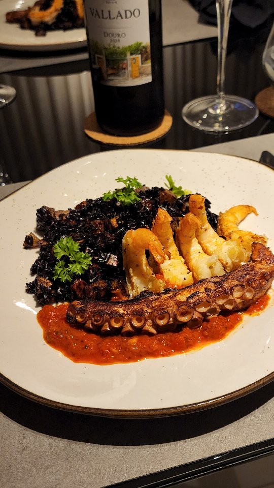 Arroz negro com polvo e camarão